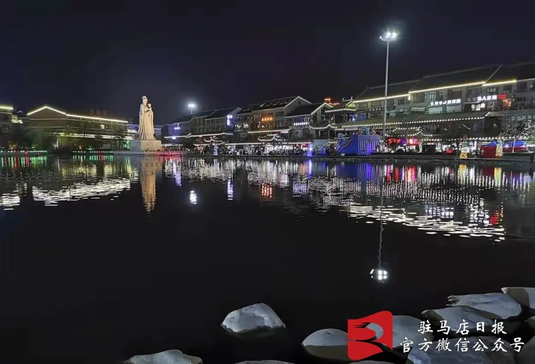 上河城街巷灯光与水面倒影