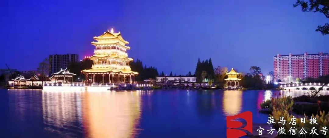 平舆挚园,楼阁与灯光倒映在湖面上